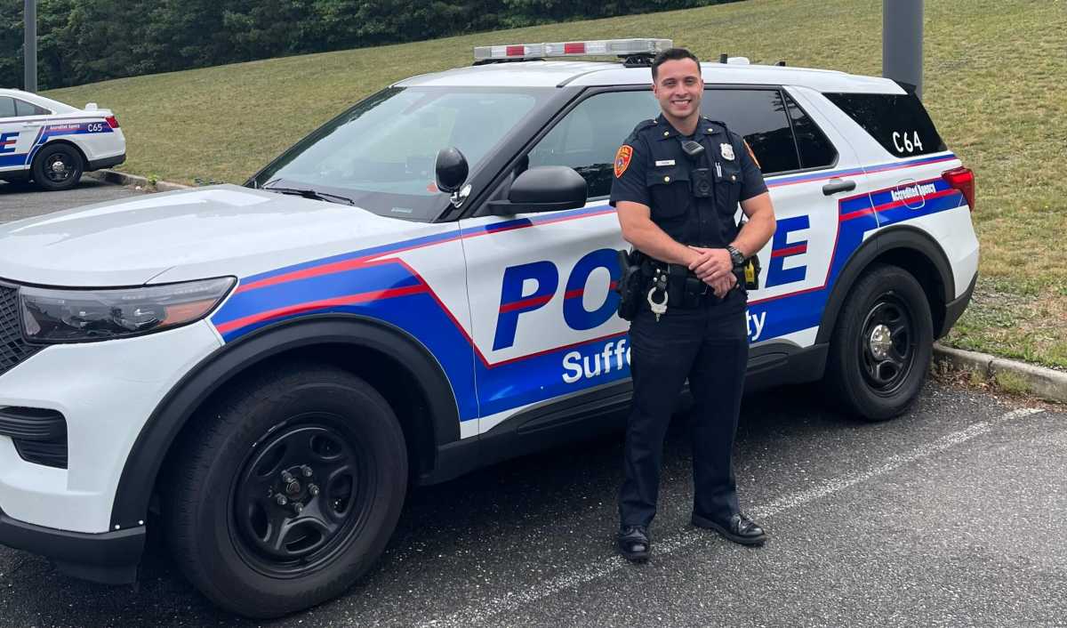 Policía de Suffolk y buenos samaritanos rescatan a dos hispanos de un auto en llamas
