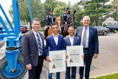 Ejecutivo de Nassau honra a jinetes hispanos en Belmont Stakes