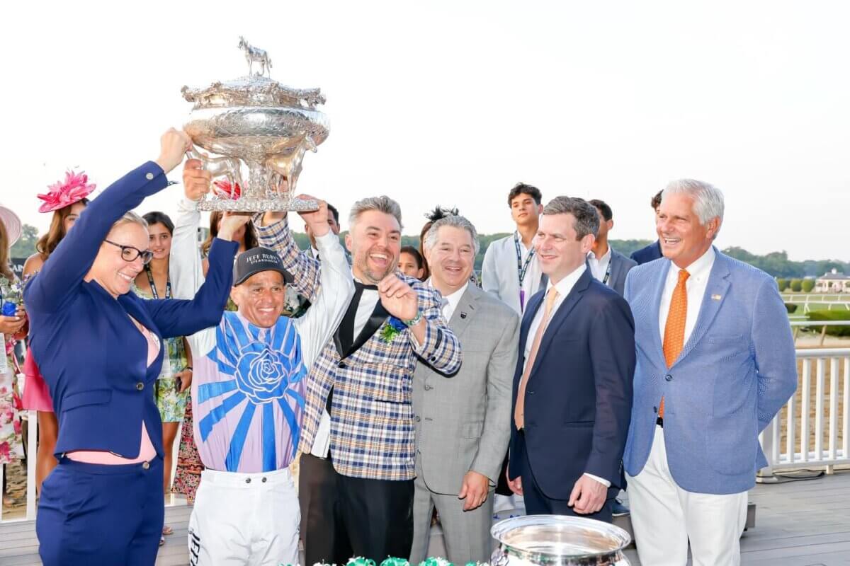 Ejecutivo de Nassau honra a jinetes hispanos en Belmont Stakes