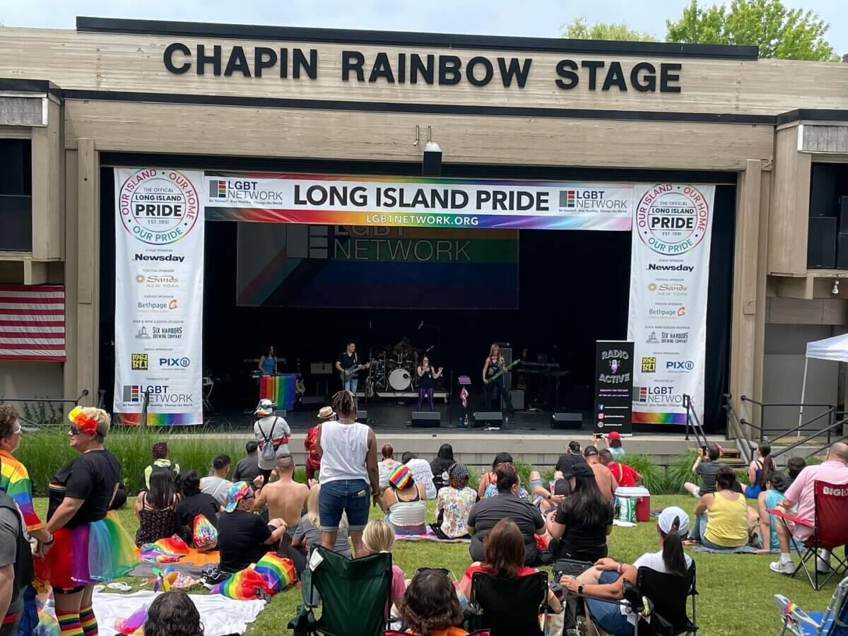 Emotivo desfile y festival del 'Orgullo de Long Island'