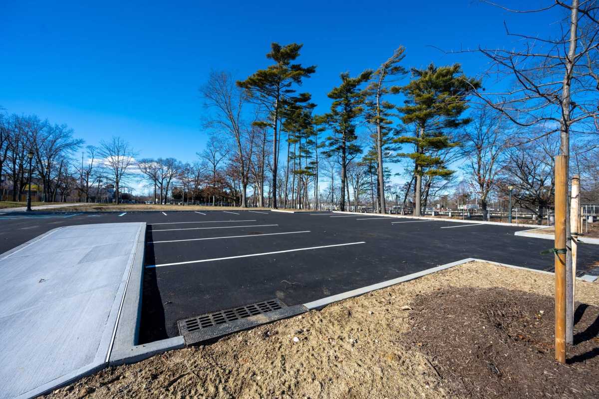 Reubican paradas de autobús en parque de Brentwood donde merodean drogadictos y vagabundos