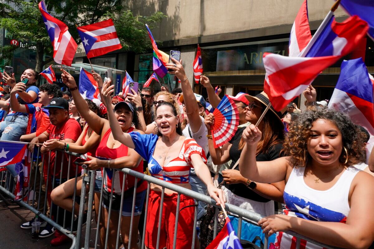 Los puertorriqueños celebran con alegría y música su tradicional desfile en Nueva York