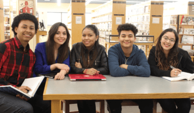 Anuncian concurso de becas de $ 30,000 para estudiantes inmigrantes
