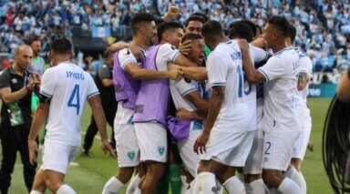Guatemala remonta ante Guadalupe y avanza a los cuartos de final de la Copa Oro