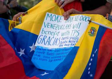 Senadores urgen a Biden nueva designación del TPS para Nicaragua y Venezuela