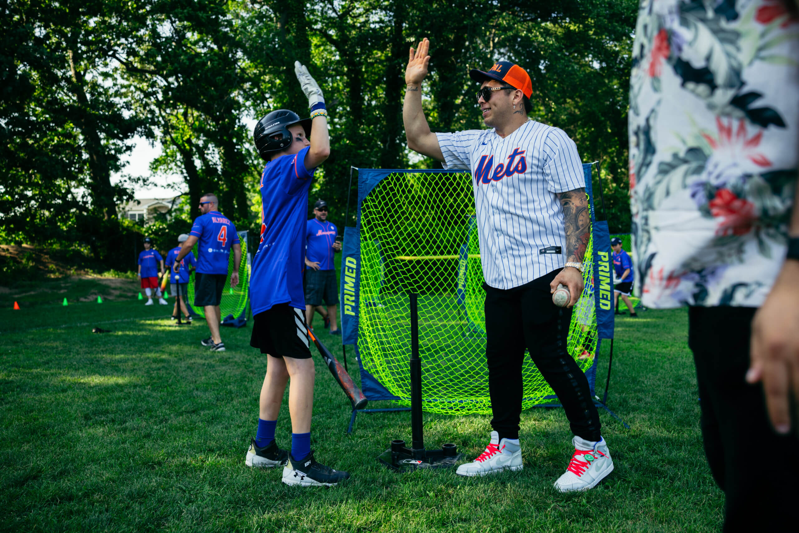 Francisco Álvarez inspira a niños en clínica de béisbol en Long Island, NY