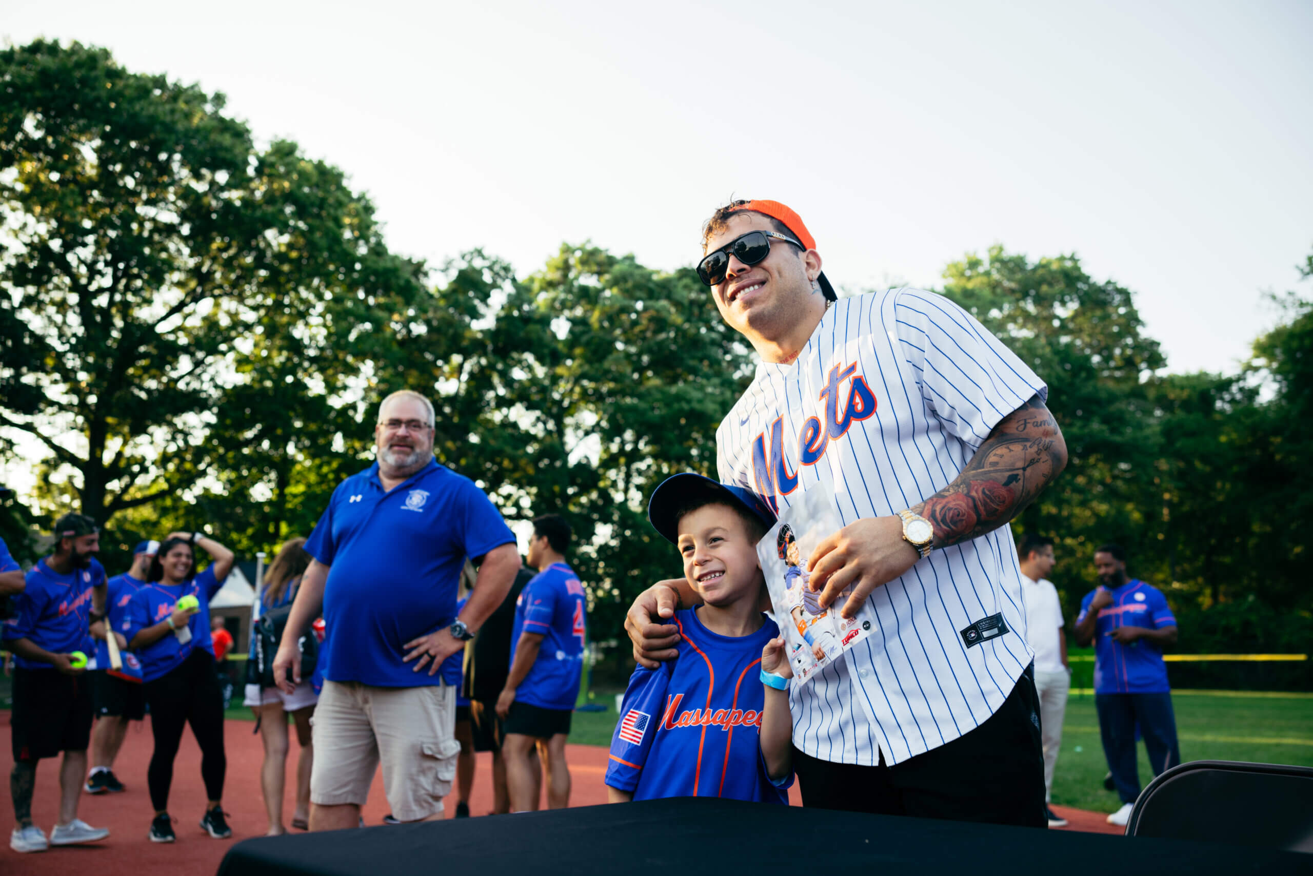 Francisco Álvarez inspira a niños en clínica de béisbol en Long Island, NY