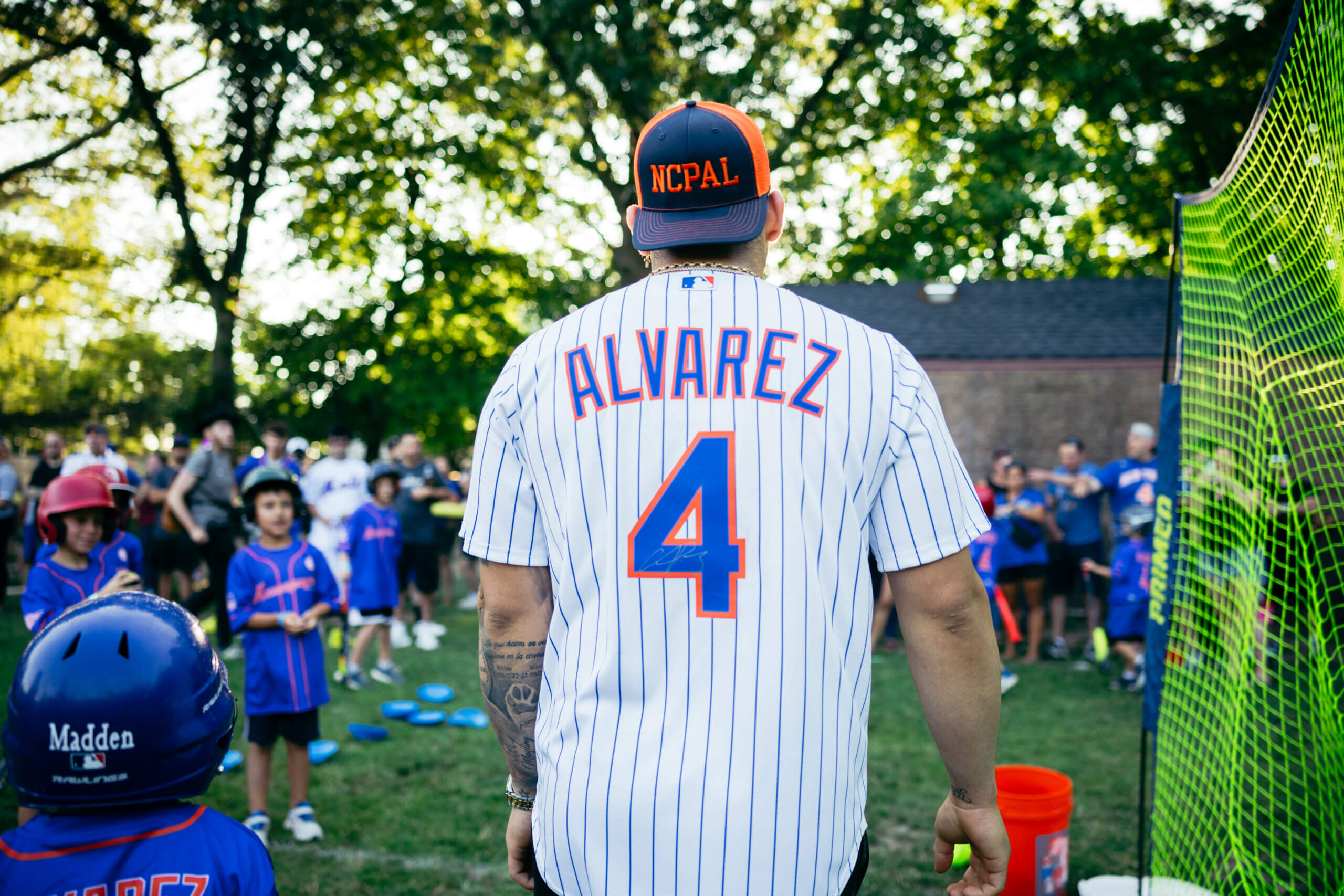 Francisco Álvarez inspira a niños en clínica de béisbol en Long Island, NY