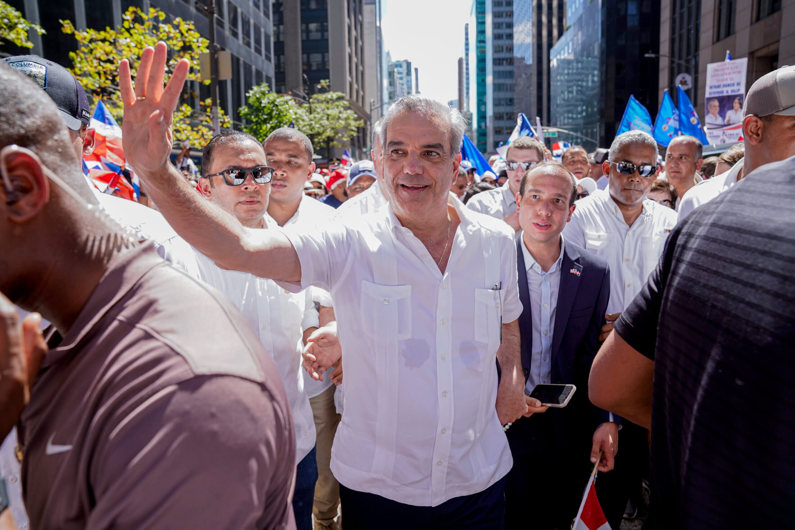 Presidente Abinader se da un baño de multitudes en el Desfile Dominicano de NY