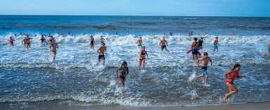 Salvavidas jóvenes de Long Island desarrollan habilidades en aguas abiertas