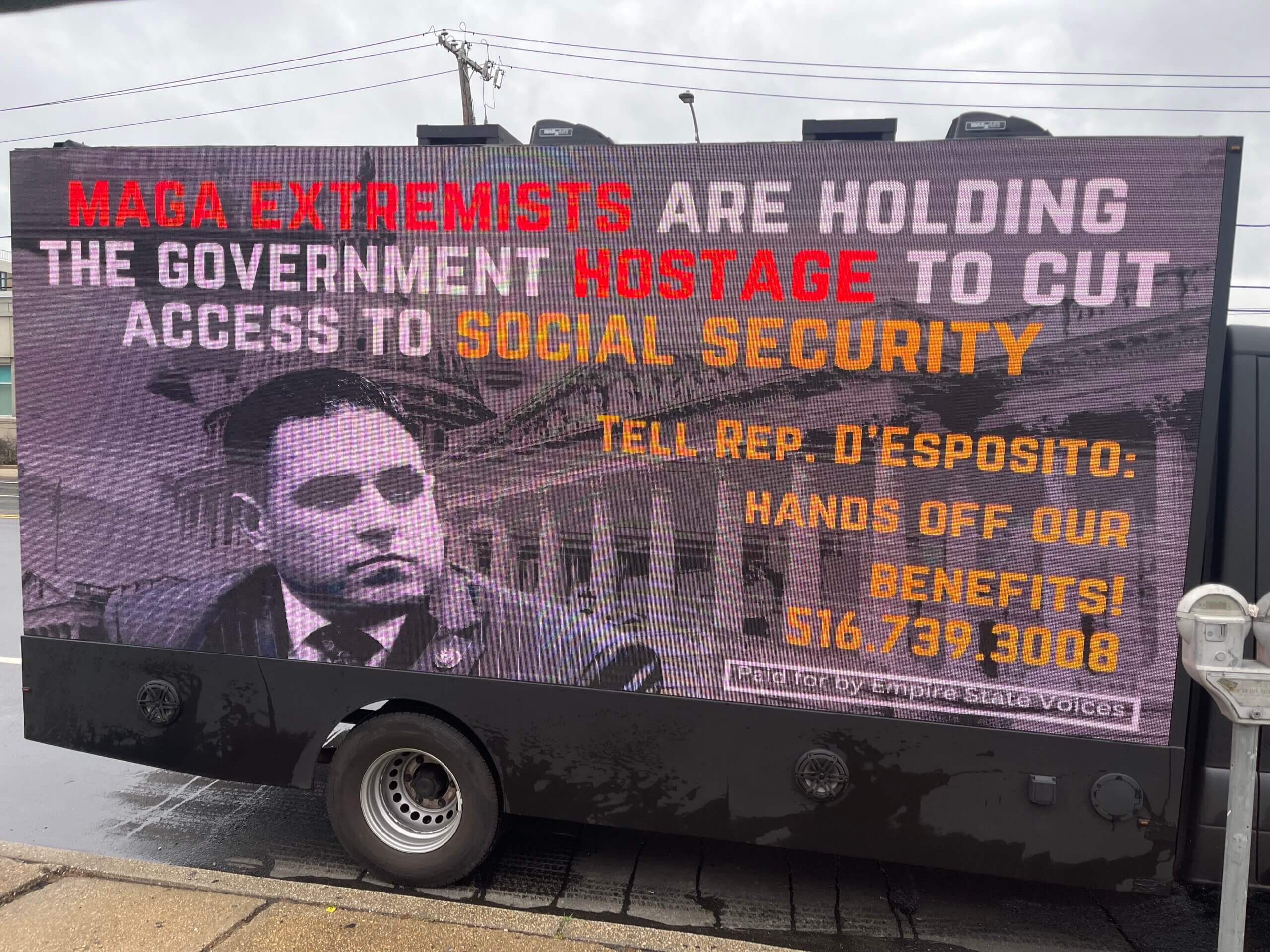 Exigen al congresista republicano D'Esposito que se oponga a los recortes al Seguro Social, Medicare y Medicaid
