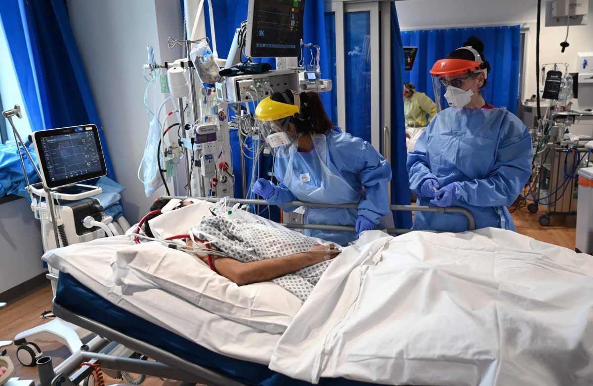 Aumentan hospitalizaciones y muertes por Covid en EEUU hacia el final del verano