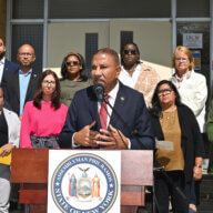 Vicepresidente Ramos y defensores comunitarios apoyan a solicitantes de asilo en Nueva York y Long Island