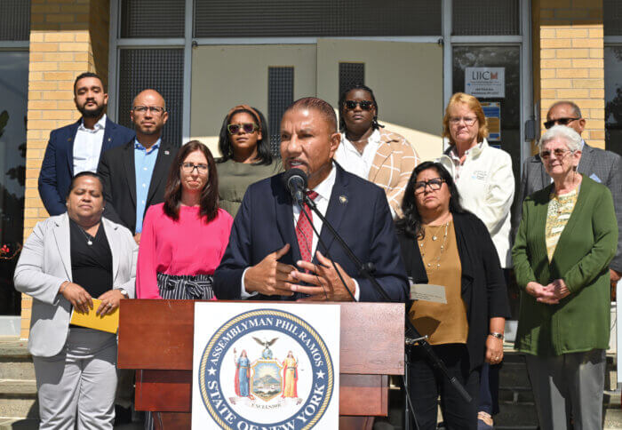 Vicepresidente Ramos y defensores comunitarios apoyan a solicitantes de asilo en Nueva York y Long Island