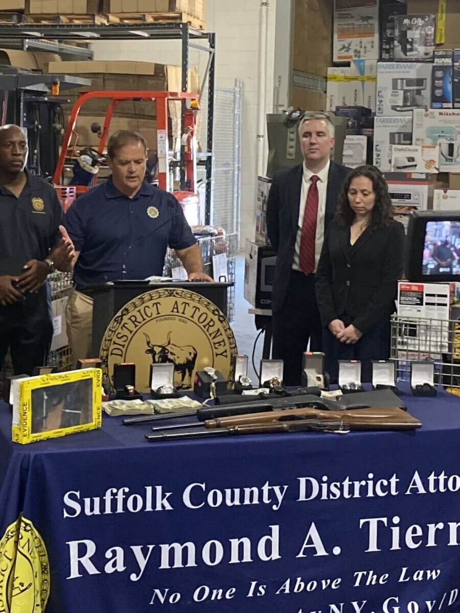 Tres hispanos de Suffolk culpables de recibir mercancía robada y venderlas en línea