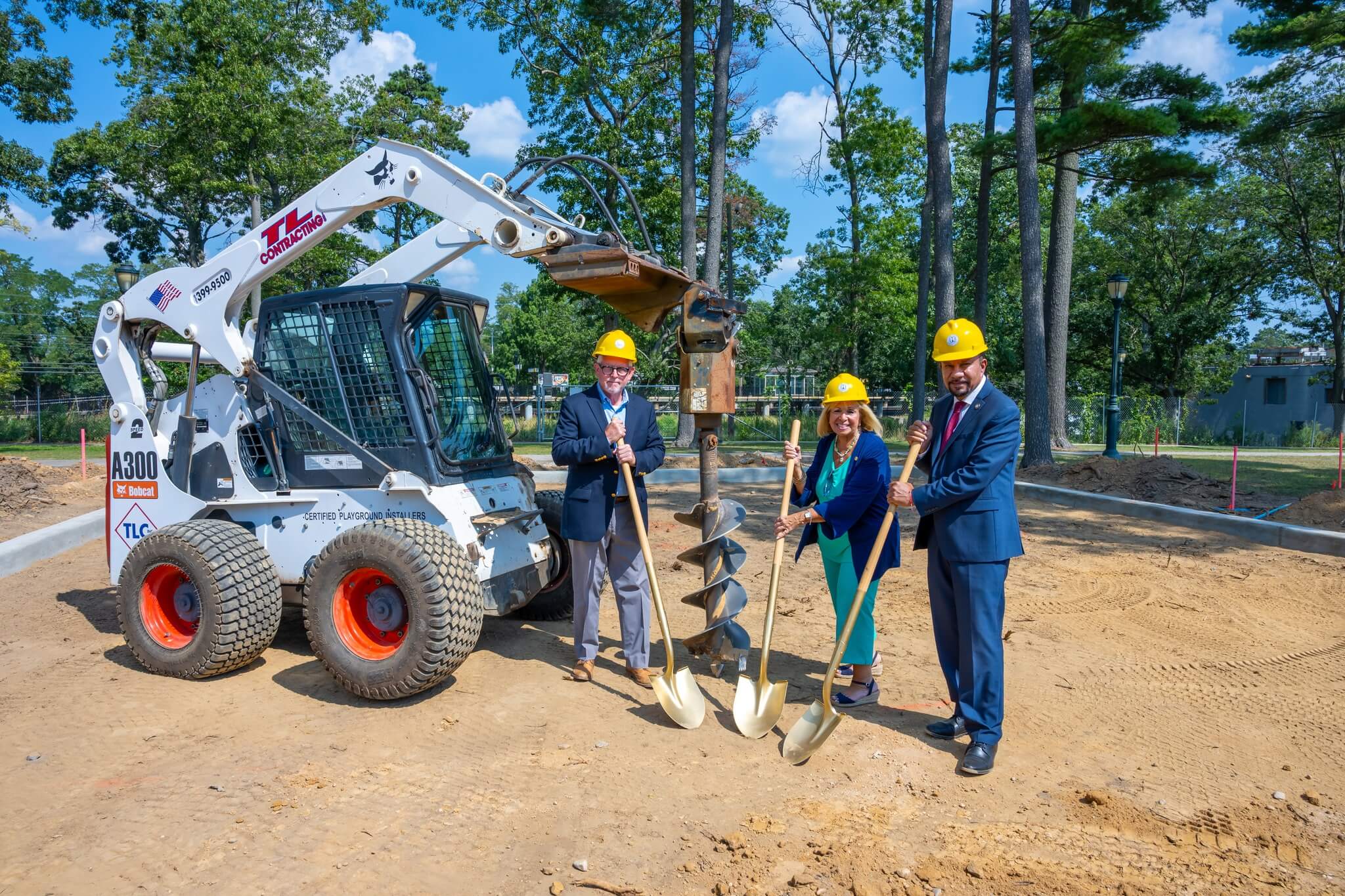 Supervisora Carpenter y vicepresidente Ramos ponen la primera piedra en Ross Park Playground