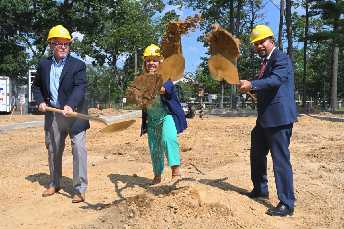 Supervisora Carpenter y vicepresidente Ramos ponen la primera piedra en Ross Park Playground