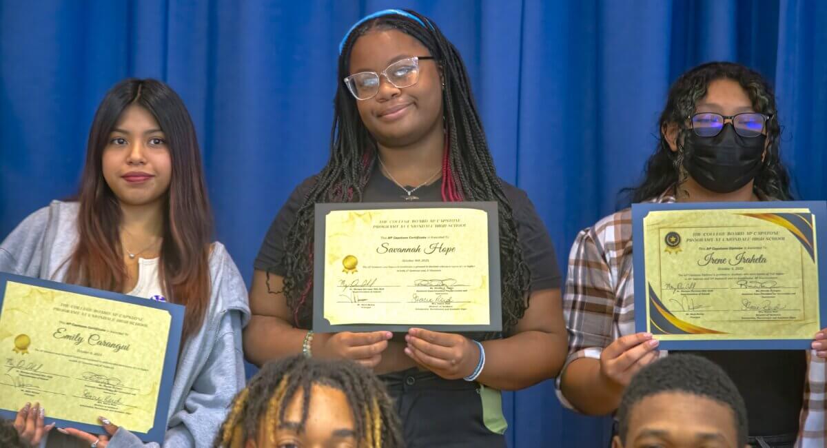 Distrito escolar de Uniondale celebra a sus alumnos ganadores del diploma AP Capstone