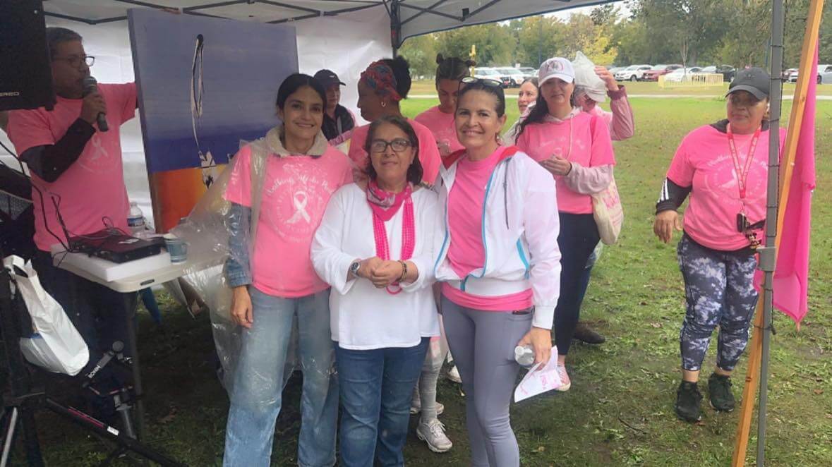 Sobrevivientes de cáncer caminan celebrando la vida y fomentando la detección temprana