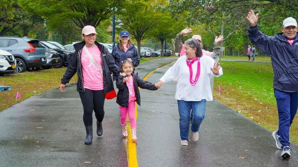 Sobrevivientes de cáncer caminan celebrando la vida y fomentando la detección temprana
