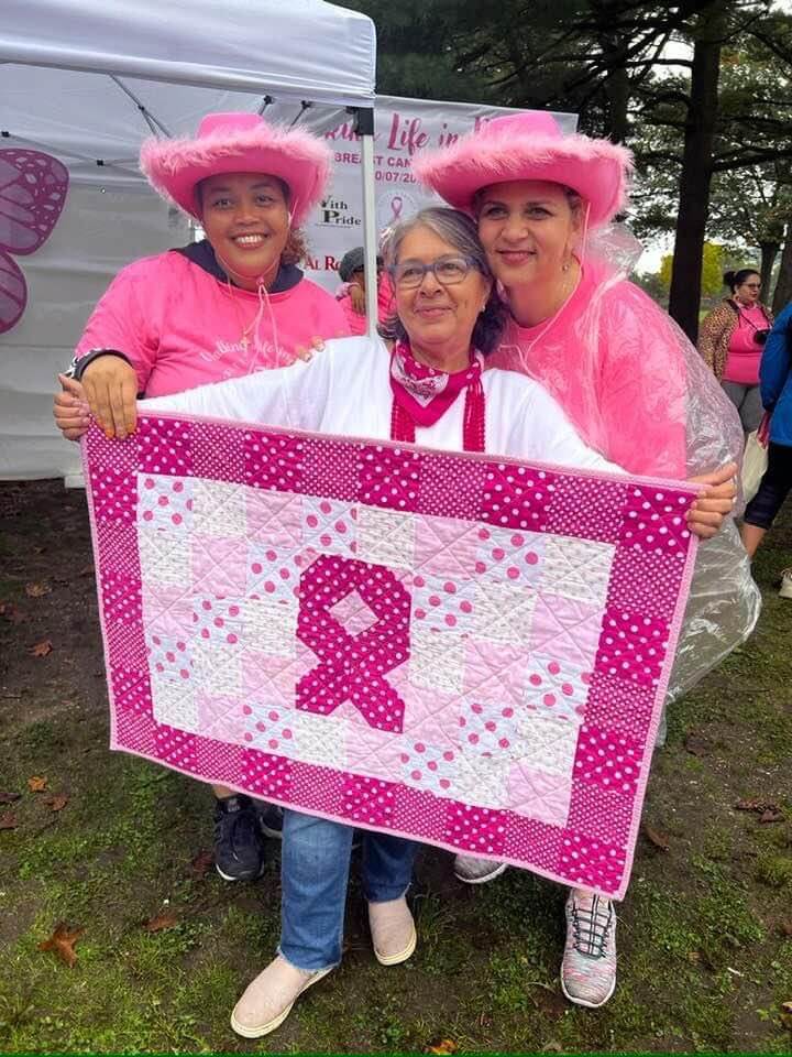 Sobrevivientes de cáncer caminan celebrando la vida y fomentando la detección temprana