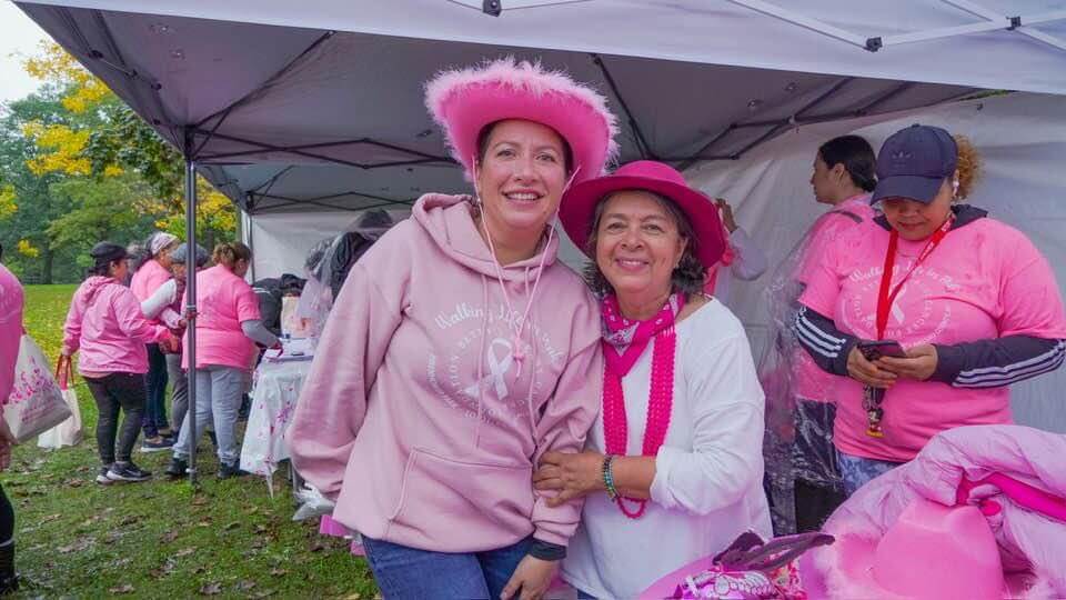 Sobrevivientes de cáncer caminan celebrando la vida y fomentando la detección temprana