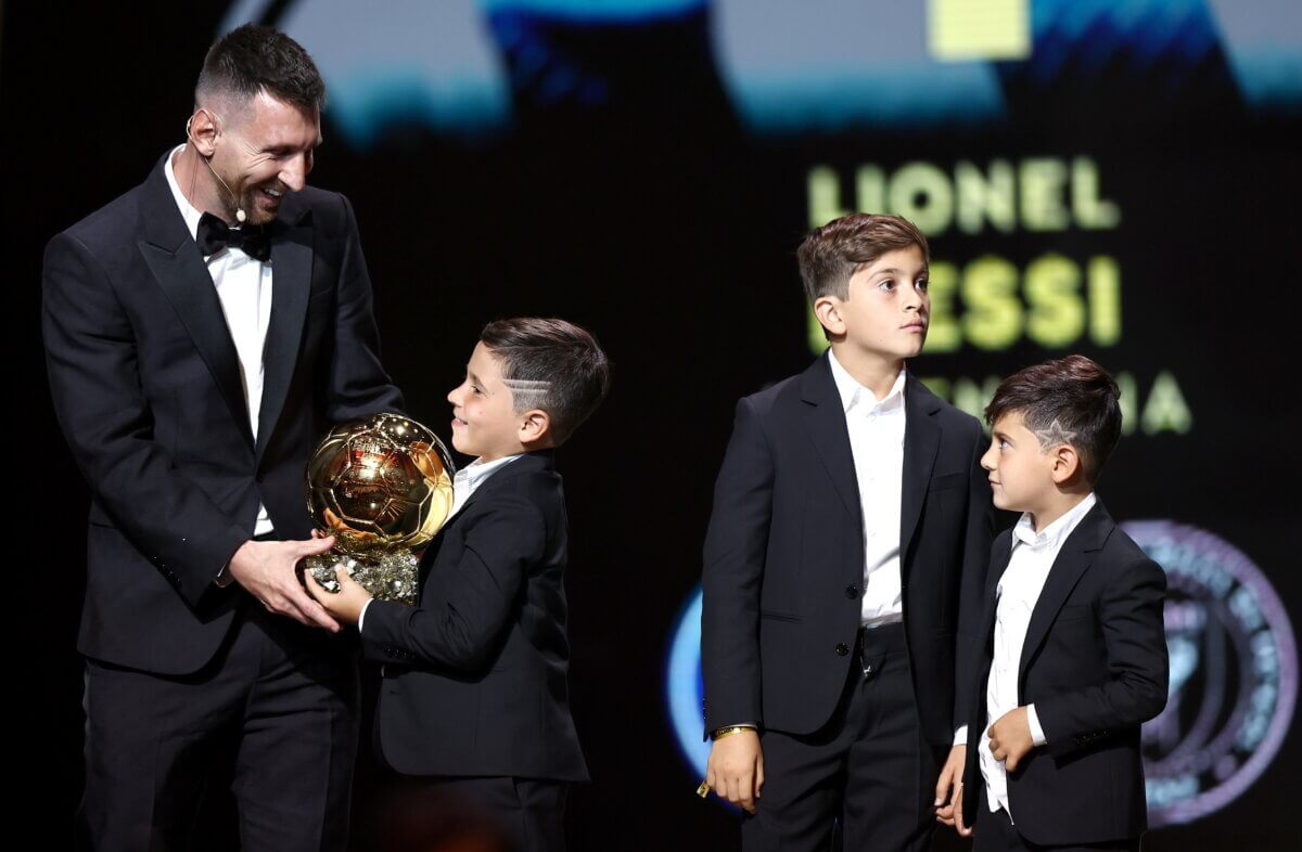 ¡GOAT del fútbol! Messi luce su 8vo. Balón de Oro