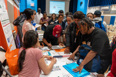 Inmigrantes en NY buscan orientación en el complejo camino a la legalidad