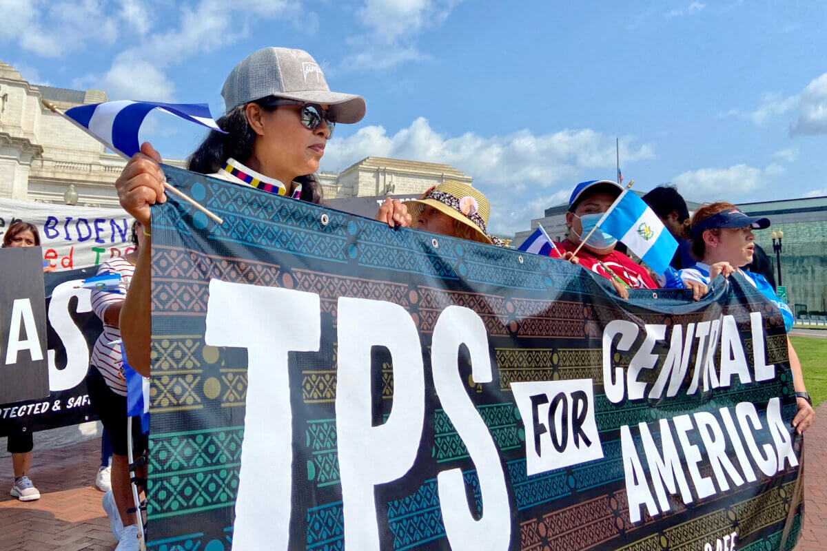 Hondureños con TPS dejados 'a la deriva' y sin camino a la residencia