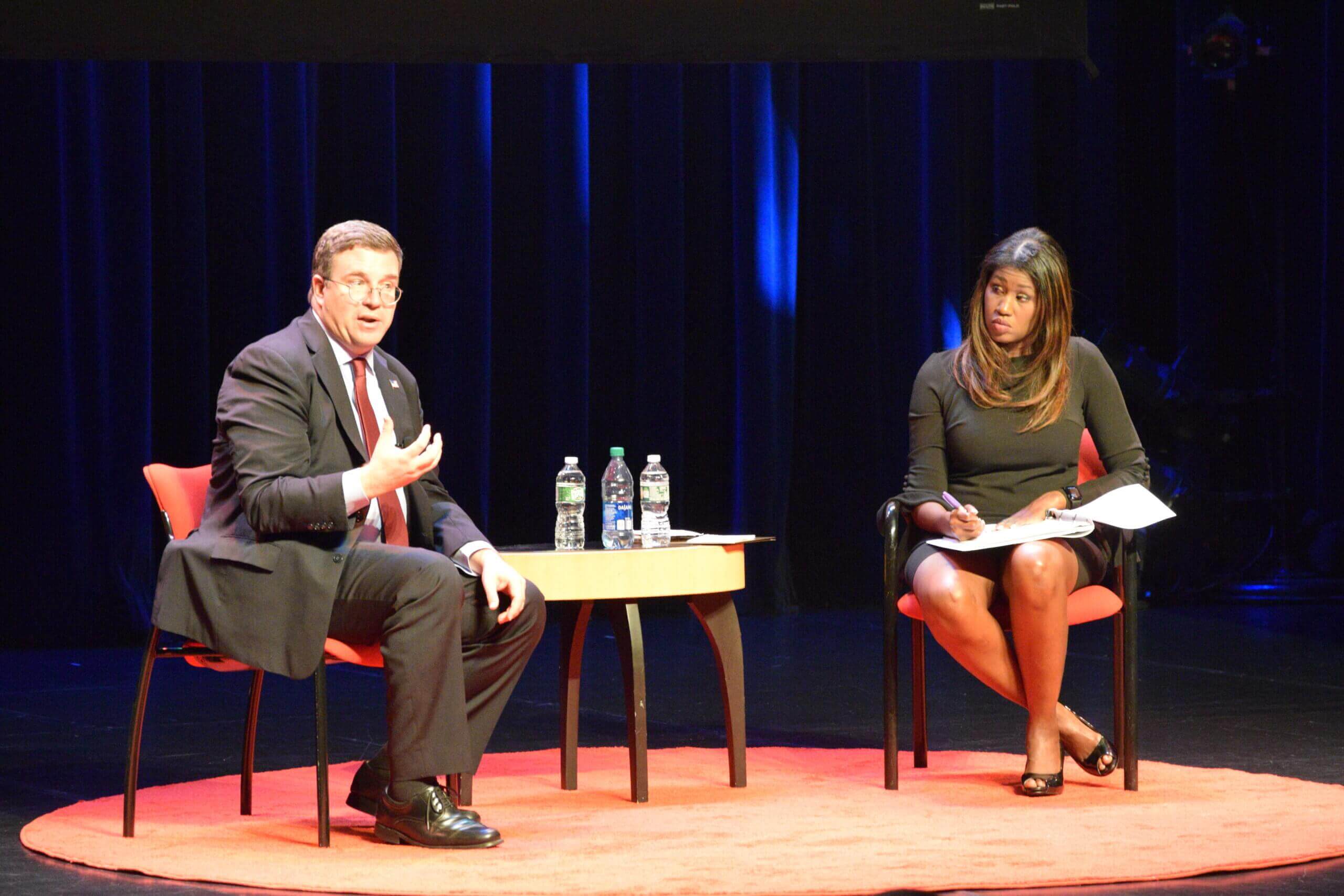 Calone y Romaine exponen sus candidaturas ante las personas mayores de Long Island en el foro de AARP