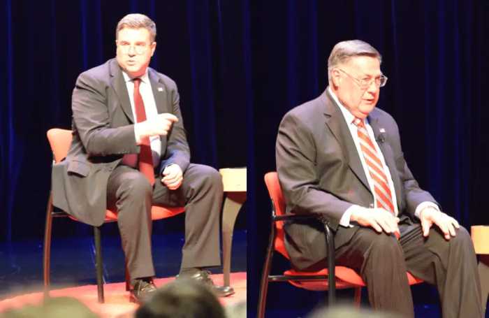 Calone y Romaine exponen sus candidaturas ante las personas mayores de Long Island en el foro de AARP
