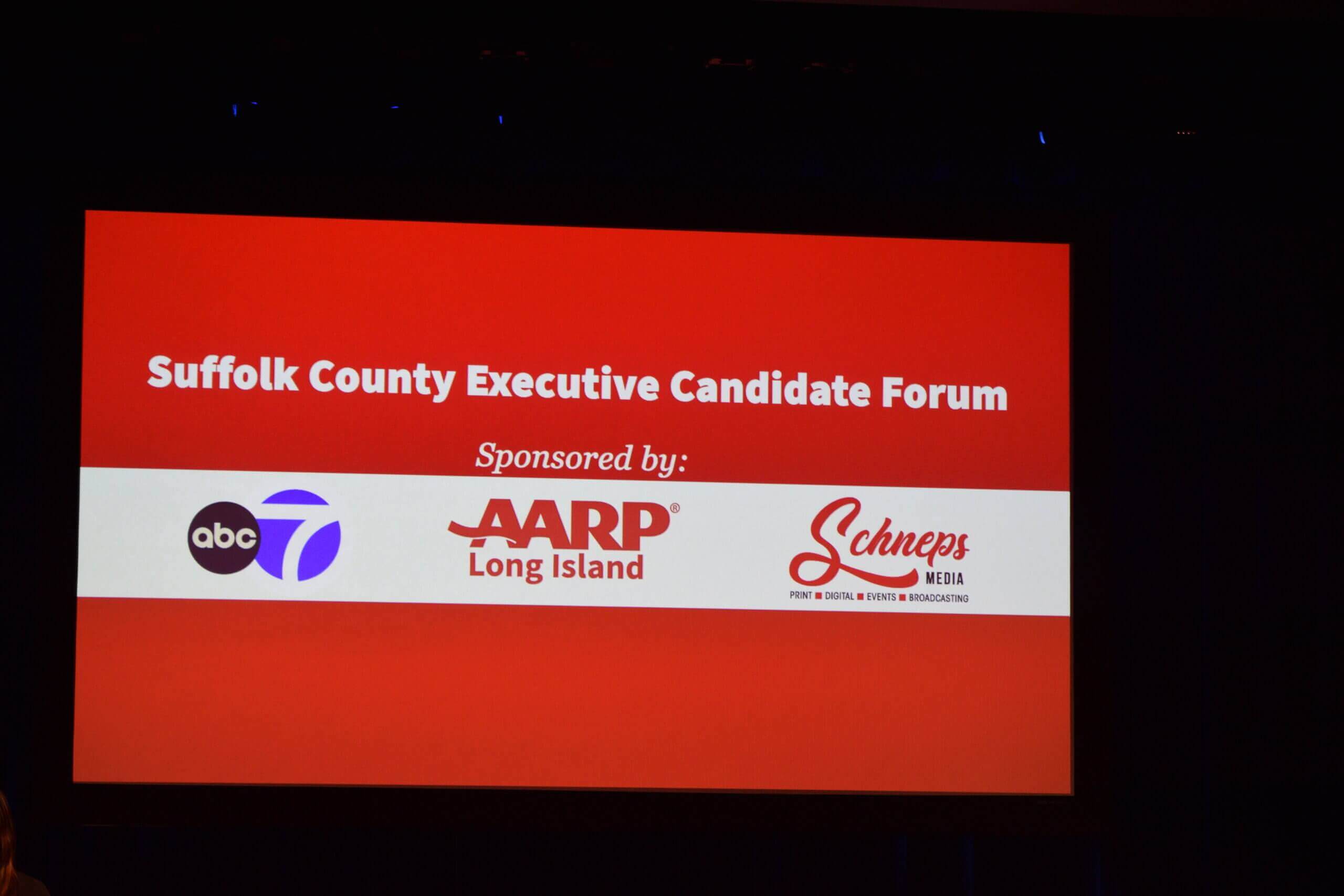 Calone y Romaine exponen sus candidaturas ante las personas mayores de Long Island en el foro de AARP