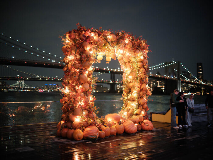 Calabazas y follaje de otoño en el puente de Brooklyn