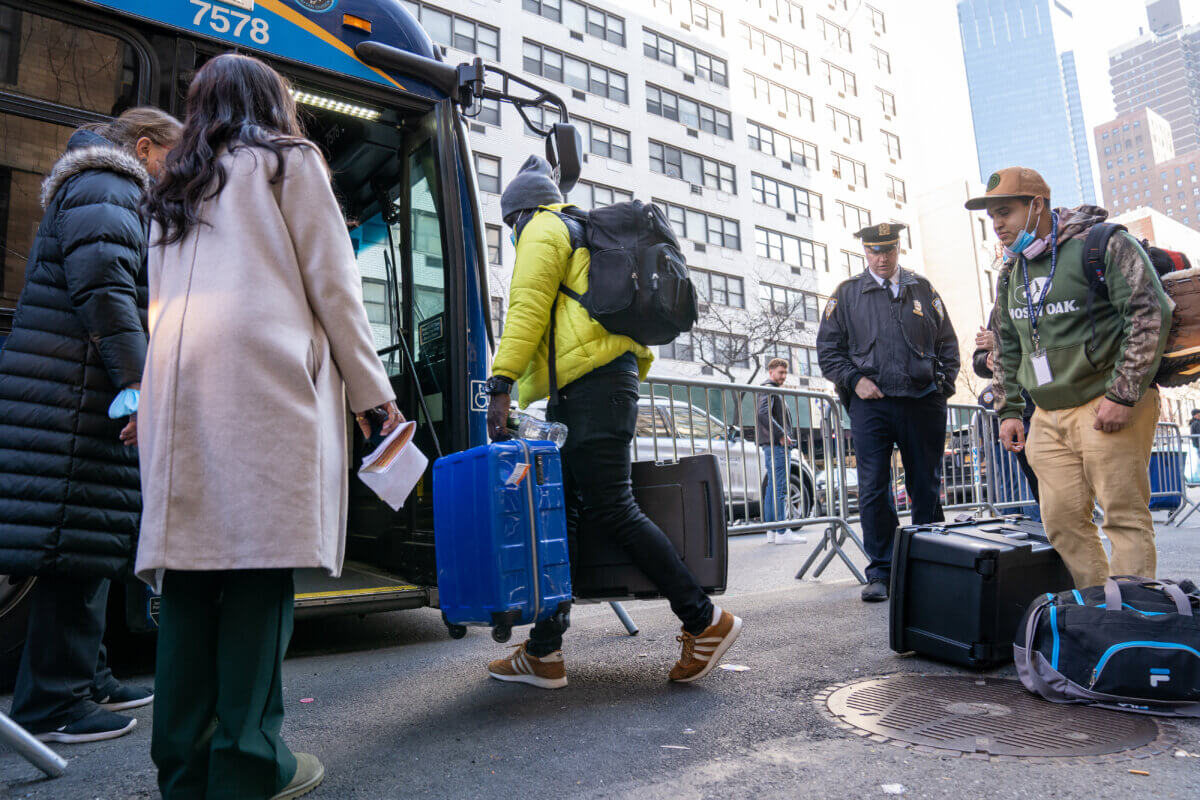 Ofrecen vuelos gratuitos a inmigrantes que quieran abandonar la Nueva York