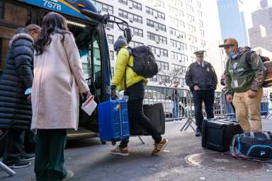 Ofrecen vuelos gratuitos a inmigrantes que quieran abandonar la Nueva York