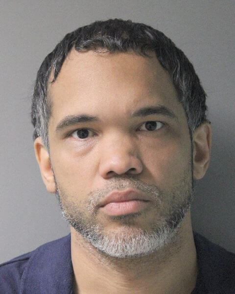 Hispano arrestado por posesión de vehículo robado en Westbury