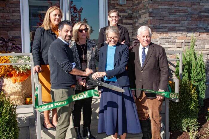Gobernadora Hochul celebra la finalización del desarrollo de 55 viviendas asequibles en Nassau