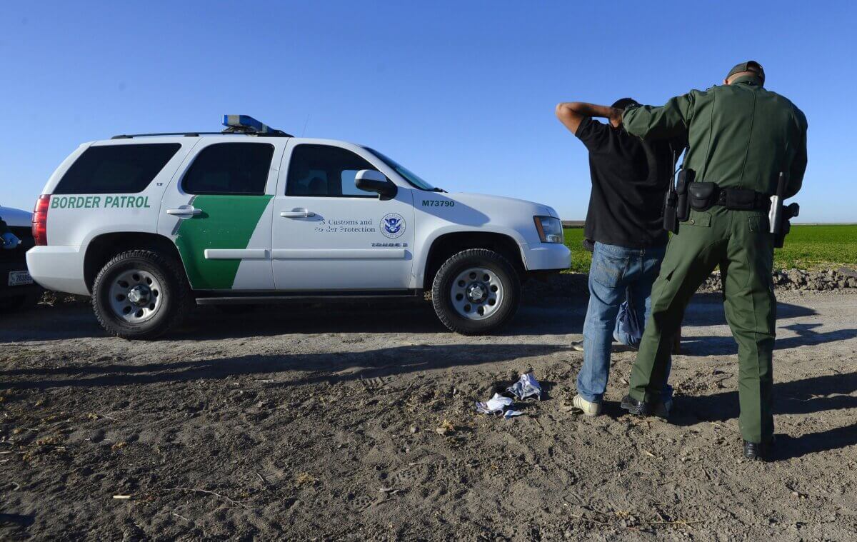 Estas son las causas por las que un inmigrante podría ser deportado