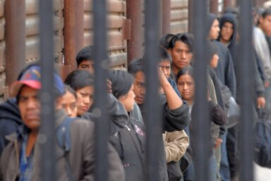 Bajan los inmigrantes indocumentados mexicanos en EEUU