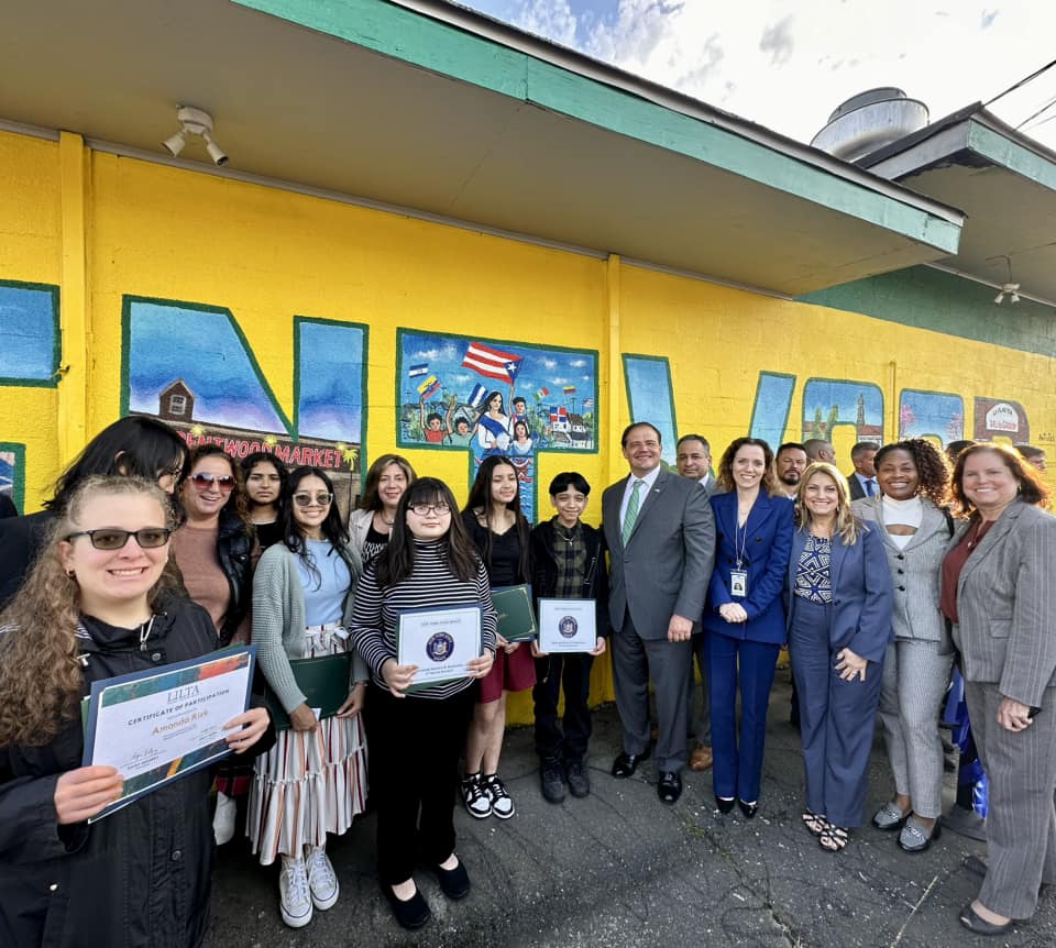 Brentwood celebra mural comunitario que refleja sus raíces y diversidad