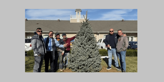 Legislador Gonzalez presenta primera ceremonia de iluminación del árbol de Navidad en Brentwood