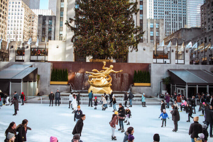 Patinar sobre hielo en The Rink bajo el árbol de Navidad del Rockefeller Center