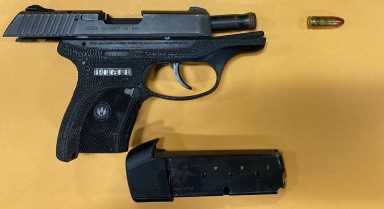 Dos sujetos arrestados por posesión de pistola y droga en Uniondale