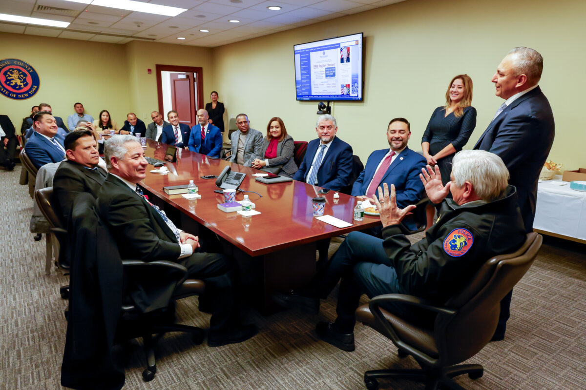 Líderes cristianos hispanos se reúnen con el ejecutivo del condado de Nassau Blakeman