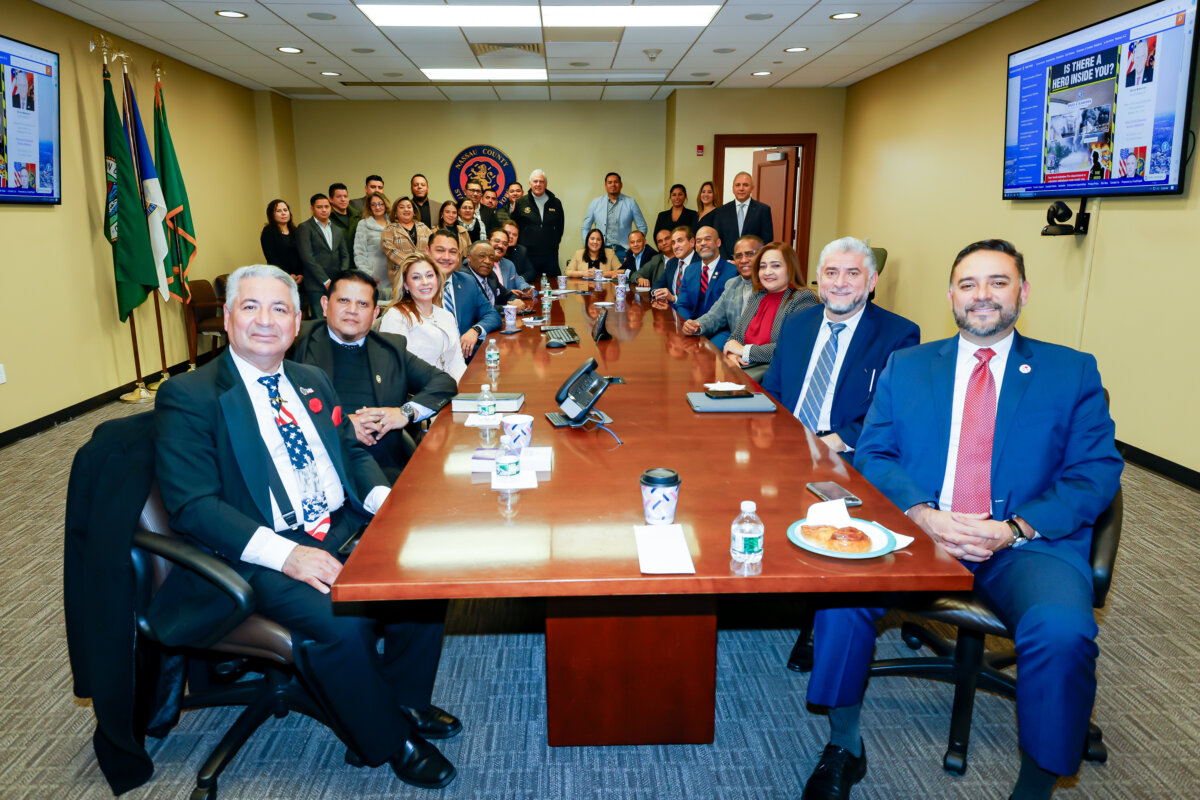 Líderes cristianos hispanos se reúnen con el ejecutivo del condado de Nassau Blakeman