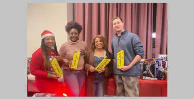 Empire State Voices dona juguetes y juegos a familias necesitadas de Long Island