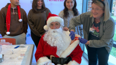 Protegido para Navidad ... Santa Claus recibe vacuna contra la gripe en el Vaxmobile