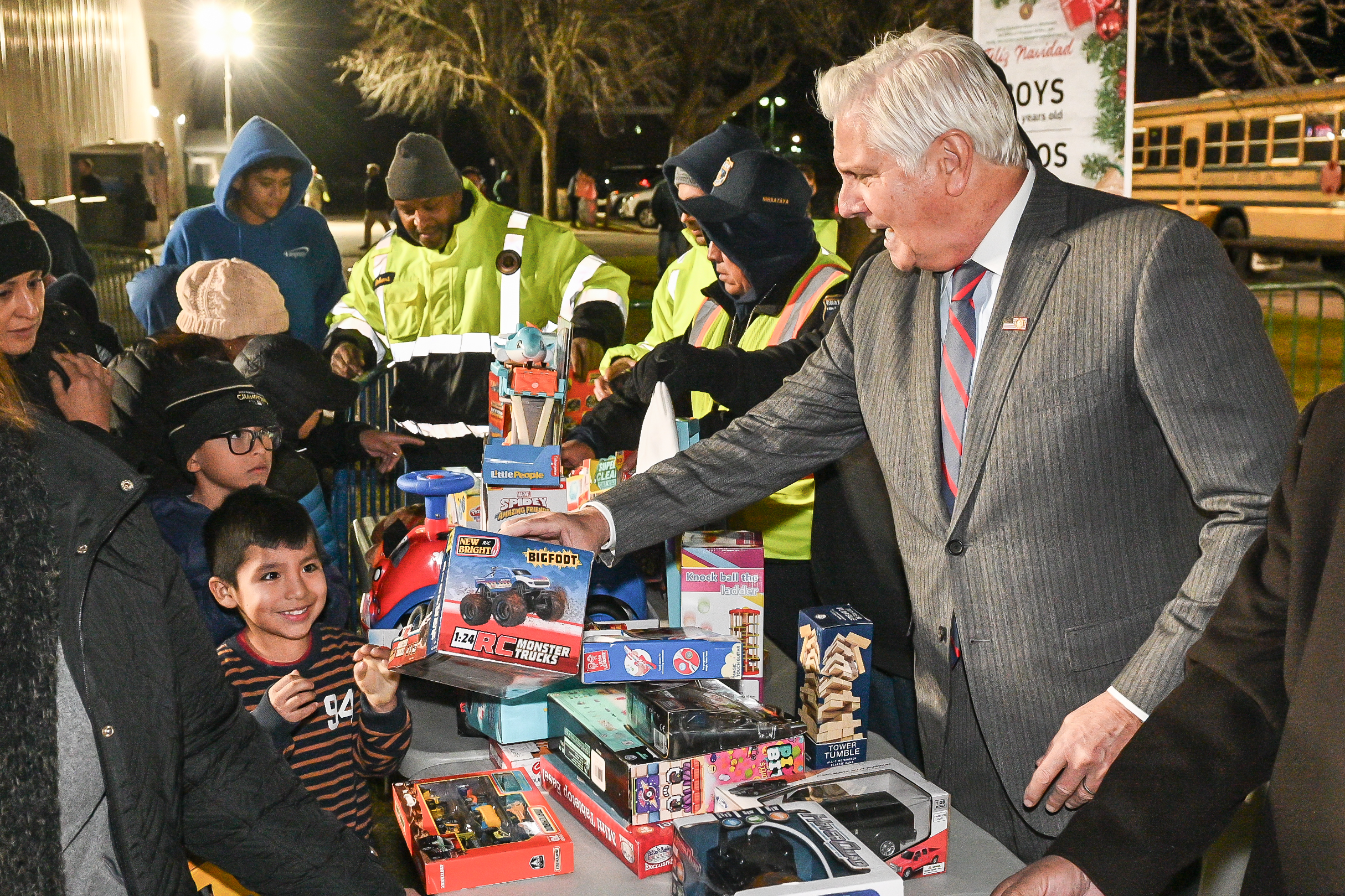 Más de 2,500 niños en Nassau reciben juguetes con música y personajes navideños