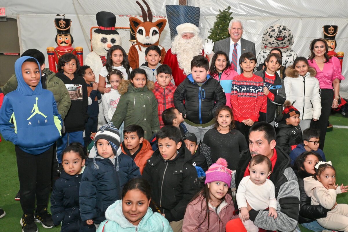 Más de 2,500 niños en Nassau reciben juguetes con música y personajes navideños