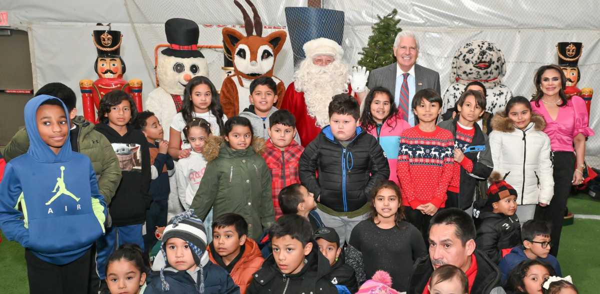 Más de 2,500 niños en Nassau reciben juguetes con música y personajes navideños